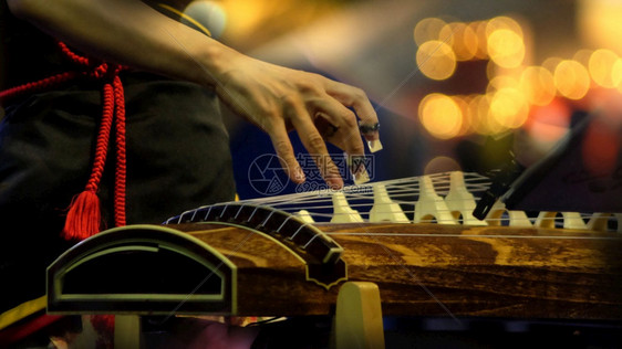 与舞台照明合奏的日本高藤玩家Koto这是日本传统的弦乐器由日本传统弦乐器Koto演唱江东女士图片