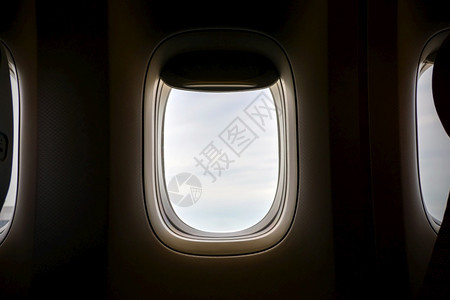 白色的用云层天空背景对飞机窗口进行关闭的一组天窗干净舷图片