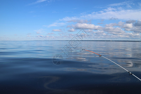 水在一个宁静的夏天清晨在湖杆上捕鱼钓线拉伸天空一种图片