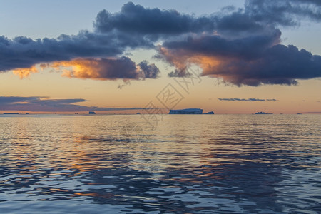 自然在南极洲半岛附近德雷克过道冰山的深夜日光照下旅行艾伦图片