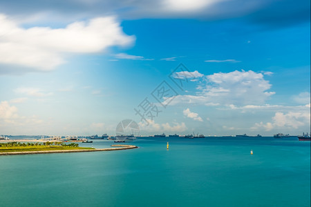 城市区新加坡海景从MarinaBarbarage港端有货船的码头和美丽天空与太阳耀斑夏天图片