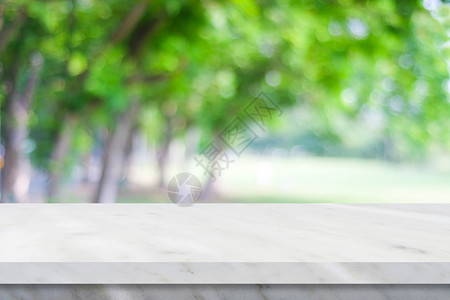 清空白色大理石桌覆盖模糊的绿色自然公园背景产品显示蒙太奇柜台白色的桌子图片