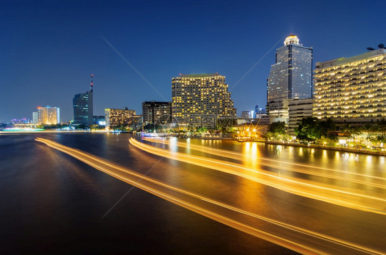 曼谷风景夜晚灯光照亮的城市里河晚上灯光照亮泰国酒店暮图片
