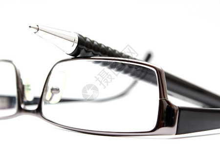 眼力铅笔商业一对眼镜和枝白的钢笔图片