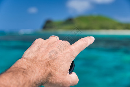 人类指向美丽的岛屿发现旅行和节日概念的手指男生游客图片