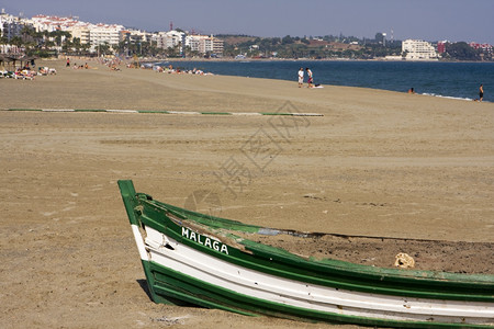 马拉加热的旅行一艘装满沙子的老船被用作西班牙人科斯塔德索尔岛Estepona海滩上的烧烤坑图片