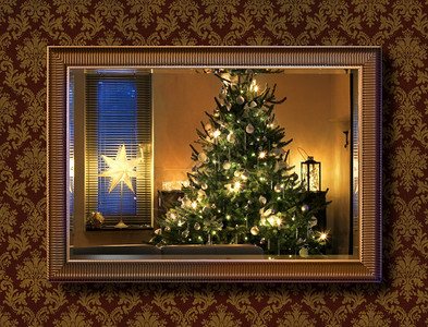 门透过墙面镜子看见的光化圣诞树窗户发光的图片
