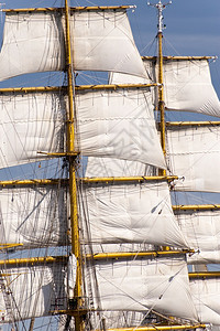 在德国基尔港航行的船舶绳梯帆旅行图片