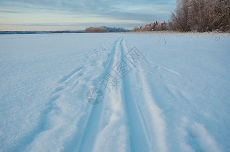 冬季美丽的圣诞风景湖雪的痕迹冬天美丽的圣诞风景自然户外仙境图片