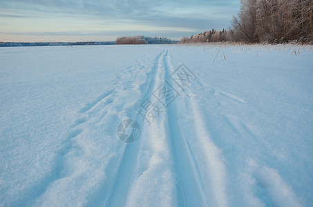 冬季美丽的圣诞风景湖雪的痕迹冬天美丽的圣诞风景自然户外仙境背景图片