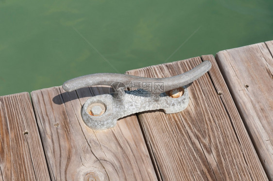 水户外泊木制码头绿色环礁湖上的旧铁系固克拉图片