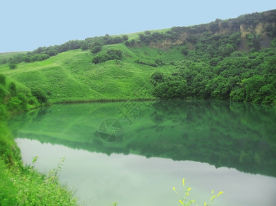 圆形的Caucasus山间小湖夏季天衬套户外图片