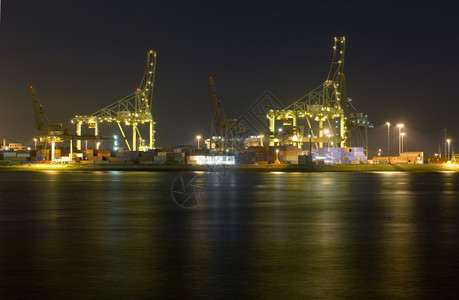 荷兰关于鹿特丹集装箱港及其大型起重机堆叠式集装箱和夜间工业活动的概览247继续营业248码头它的图片