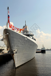 码头有旗帜的军舰夏天2013年海军图片