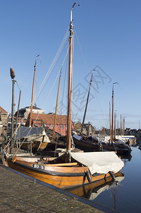 荷兰斯帕肯堡港渔船坞荷兰Spakenburg港口滑道本肖滕帆布图片