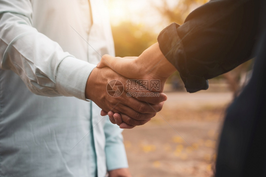 专业的商人友谊在户外社区里人们会握手打声招呼团队合作伙伴关系图片