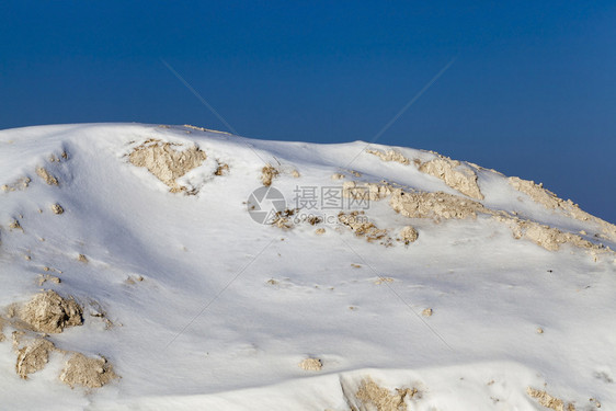 雪堆在建筑工地造的一堆黄色沙子暴风雪和降后被白覆盖紧闭了一堆黄色沙子坠落冬天图片