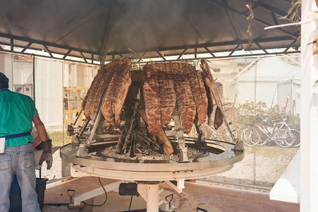 纳达林阿萨多根廷传统烤炉肉牛烧制在火堆周围的垂直烤架上浅户余烬图片