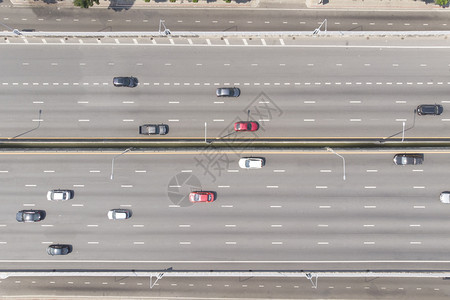 高速公路街上汽车的空中自而下风景结天线无人机图片