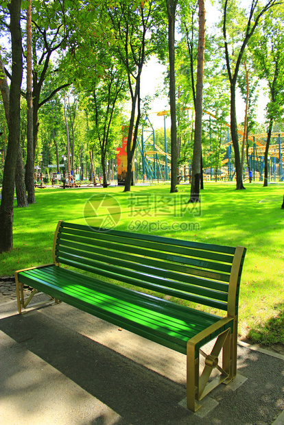 在美丽的公园中空长椅有许多绿树夏季公园在美丽的里有休息席很多绿树许路木生活图片