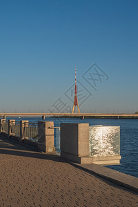 城市的能看到在里加DaugavaPromenade和Daugarava河阳光晴朗明亮的春天夜晚太阳和闪亮的水反映在面上的玻璃阳台图片