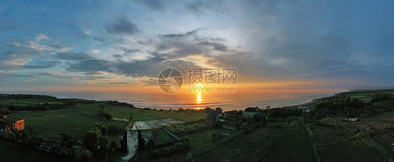 日落时印度尼西亚巴厘岛海岸的航空全景暮平静的文化图片