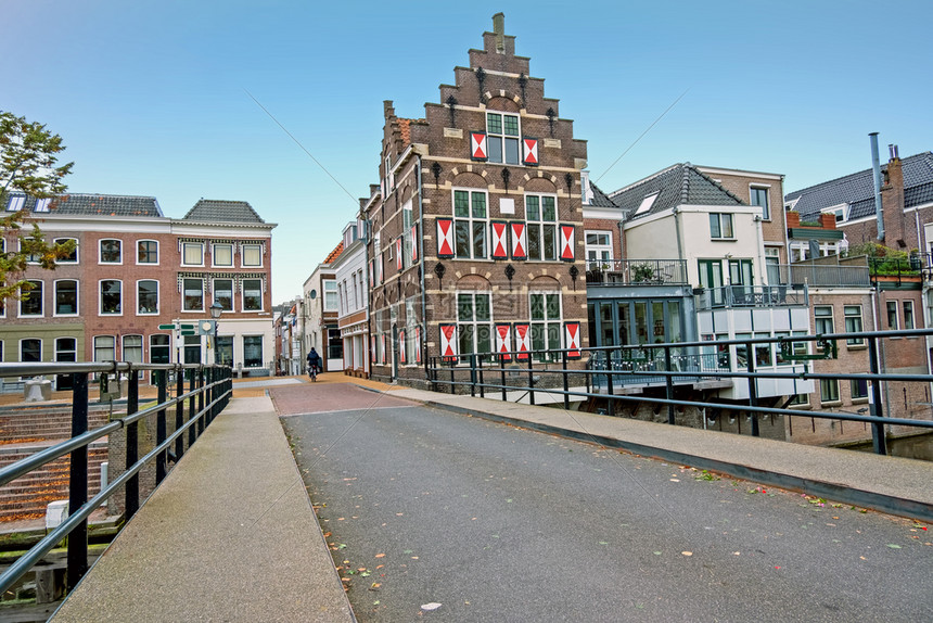 荷兰中世纪城镇Gorinchem市风景屋传统的春天图片