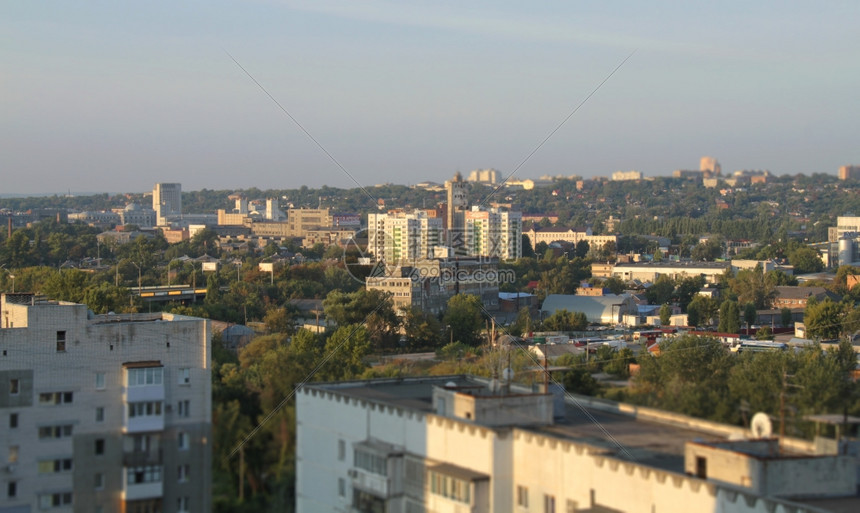 家从哈尔科夫镇多层旧公寓房屋顶的部看照片效果水平的租图片