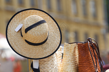 女士传统的街头市场中妇女帽子和小袋手工制作的图片
