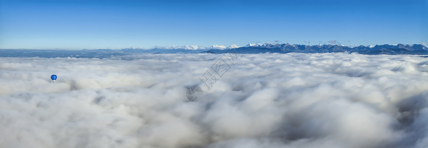 天空的云层上热气球图片