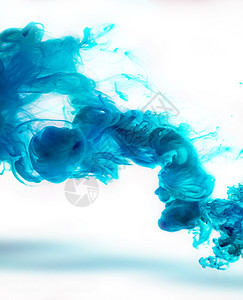 流动的蓝墨水下作为您工程的抽象背景白色光滑图片