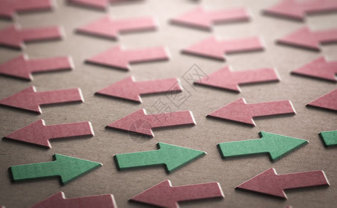 指向相反方与谷物概念背道而驰逆向趋势对面运动错误的倒置图片素材