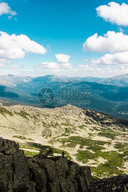 天空下有云的岩石山谷图片