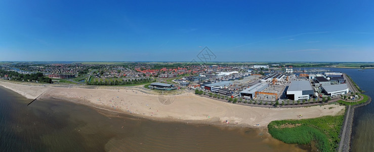 来自荷兰IJsselmeer的海滩和莱默市航空全景汽艇吸引力屋背景图片