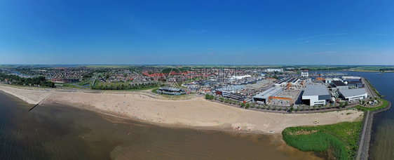 来自荷兰IJsselmeer的海滩和莱默市航空全景汽艇吸引力屋图片