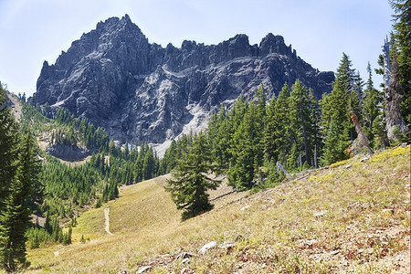 中俄勒冈州三指杰克山的坚硬中心部分升至高山顶上方多岩石的踪迹遥远图片