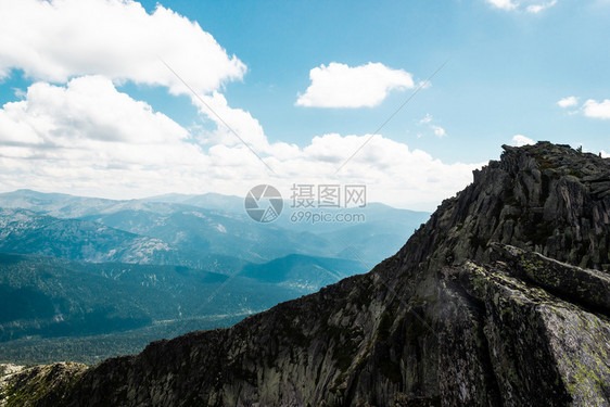 天空下有云的岩石山谷图片