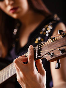 照片中一位女弹奏音响吉他球场深度极浅重心放在手头和顶上闲暇萨姆纳斯乐器图片