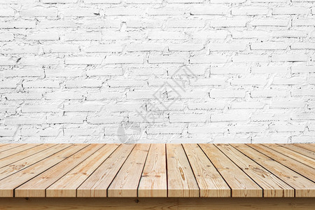 展示最佳白砖壁背景上的空木制表格用于显示或补装您的产品时使用质地图片