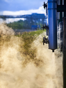 多雾路段重石油化工产业高新闻发布管的废气烟雾体排制造业图片