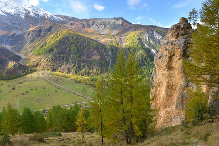 谷位于公园的阿尔卑斯山欧洲脉美景中高欧洲脉美景中的雅平欧山地貌华风公园的光芒中全景雪背景图片