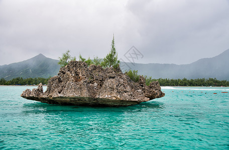 船海岸线洋中美丽的岩石在海中天蓝色背景图片