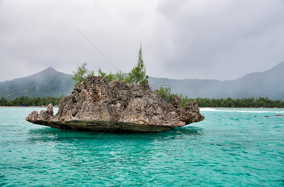 船海岸线洋中美丽的岩石在海中天蓝色图片