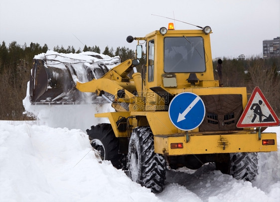 运输拖拉机清除了路障段的积雪重型特殊技术别的工作图片