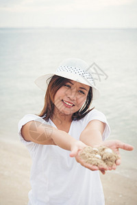 愉快美丽年轻女在享受沙滩般的轻松快乐女生活方式的概念可爱图片