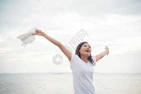 年轻美女在享受沙滩般的轻松快乐女生活方式的概念自然微笑夏天图片