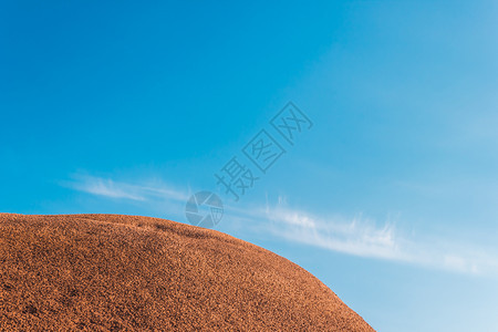 荒野热沙漠中的黄山和红草原自然风景图片