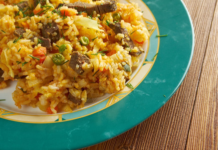 红色的吃arrozchepocolombiana带蔬菜和南肉食品的炸米可口图片
