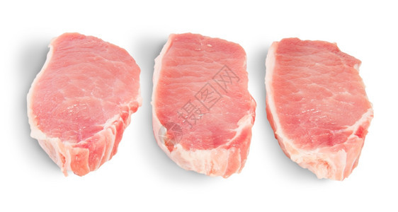 白色背景上的生猪肉图片