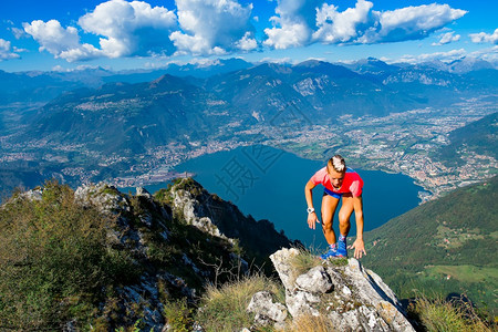 在山上奔跑的轨迹女人在山谷和湖边的岩石上打工远足压力和平图片